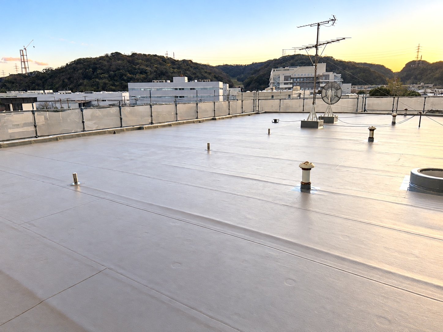 塩ビシート防水を終えた建物の屋上