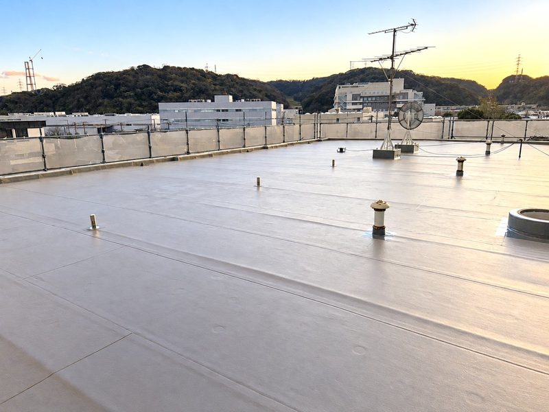 塩ビシート防水(機械固定工法・断熱材入り)で改修したマンションの屋上